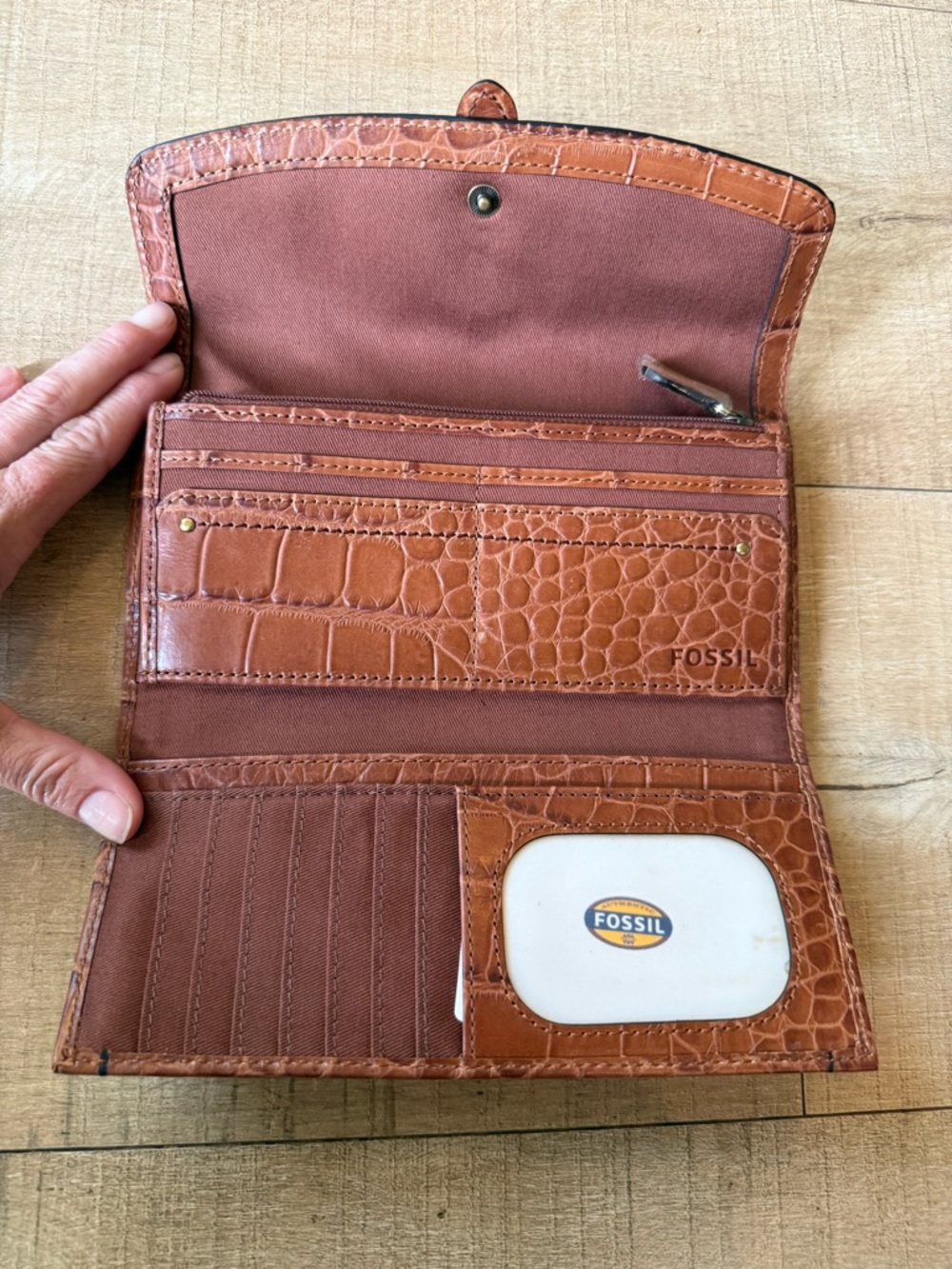 Fossil Women's Croc-Embossed Leather Continental Wallet in Brown - Picture 4 of 13